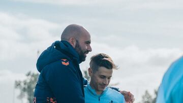 El entrenador Claudio Giráldez abraza al futbolista Alfon González durante un entrenamiento del Celta.