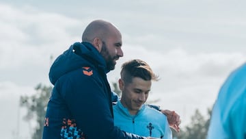 El entrenador Claudio Giráldez abraza al futbolista Alfon González durante un entrenamiento del Celta.