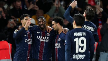 Dembélé celebra un gol con sus compañeros.