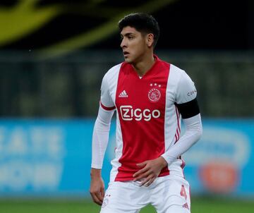 Álvarez juega desde 2019 en el Ajax de Holanda y desde su primera temporada ha tenido actividad en el campeonato y en competiciones como la Champions League. A nivel de selección es indiscutible en el cuadro del Tata Martino. A pesar de su cota edad tiene experiencia internacional, pues disputó la Copa del Mundo de Rusia en 2018, además de que en su palmarés tiene una Copa Oro.