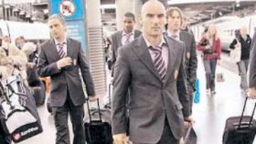 <b>SIN CONFIANZAS. </b>Los jugadores del Zaragoza, en su llegada a Madrid a media tarde de ayer.
