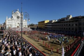 Gradas llenas en la Plaza de Santa Croce para disfrutar del fútbol florentino.