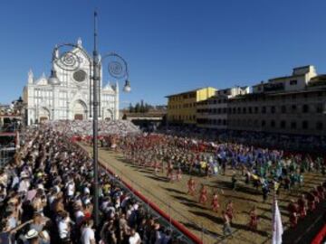 Gradas llenas en la Plaza de Santa Croce para disfrutar del fútbol florentino.