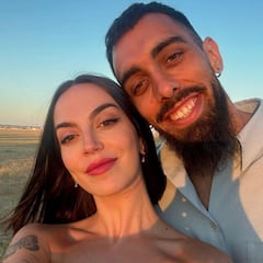 La novia de Borja Iglesias responde a los insultos de un periodista: “Eres repugnante”