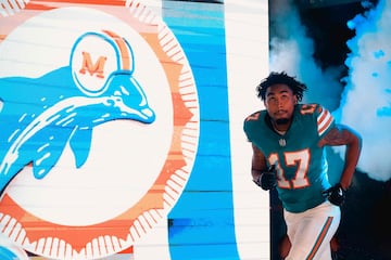 MIAMI GARDENS, FLORIDA - SEPTEMBER 12: Jaylen Waddle #17 of the Miami Dolphins takes the field prior to the game against the Buffalo Bills at Hard Rock Stadium on September 12, 2024 in Miami Gardens, Florida.   Carmen Mandato/Getty Images/AFP (Photo by Carmen Mandato / GETTY IMAGES NORTH AMERICA / Getty Images via AFP)