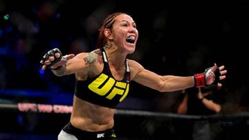 Cris Cyborg celebra una victoria en un combate de UFC.