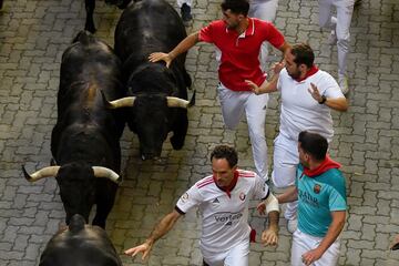 Imágenes del séptimo encierro de los Sanfermines 2022. La ganadería encargada de los toros de este séptimo encierro será la de Victoriano del Río, una de las más importantes del panorama taurino nacional.