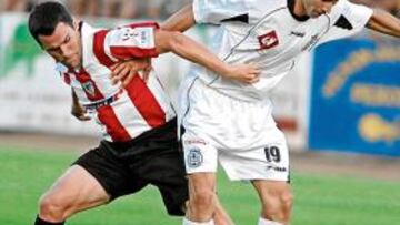 Los jugadores, en una acción del partido