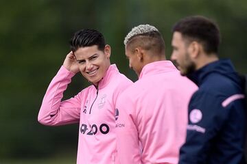 Yerry Mina y James Rodríguez, protagonistas de la práctica del Everton. Los dos colombianos se preparan para el debut en Premier ante el Tottenham