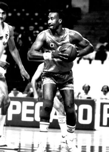 En 1990 fichó por el Pamesa Valencia, donde jugaría 3 temporadas a un buen nivel, acabando su carrera deportiva jugando 11 partidos con el Argal Huesca en la recta final de la liga ACB de 1994. Cuando se retiró tenía una marca de 2.729 rebotes 