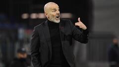 Stefano Pioli dirigiendo un partido del Milan.