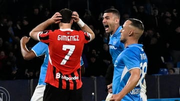 NAPLES (Italy), 30/03/2025.- Milans forward Santiago Gimenez reacts after missing to score from the penalty spot during the Italian Serie A soccer match SSC Napoli vs AC Milan at Diego Armando Maradona stadium in Naples, Italy, 30 March 2025. (Italia, Nápoles) EFE/EPA/CIRO FUSCO