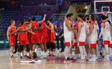 La selección española celebra la victoria por 69-72 y el pase a octavos como primeros de grupo. 