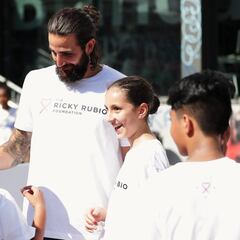 Ricky Rubio: "Está bien jugar a baloncesto, pero ayudando es cuando das valor al deporte"