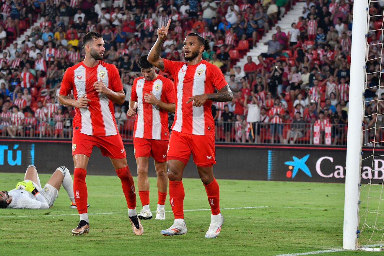 Luis Suárez celebra un gol durante un partido amistoso entre la UD Almería y el Al Nasr FC.