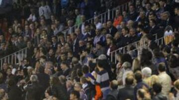 Negredo, en el palco, durante el partido ante el Levante mientras varios aficionados se giran para aplaudirle