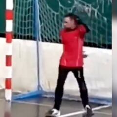 Este portero se vuelve viral y no por sus paradas: atentos a su sospechoso comportamiento...