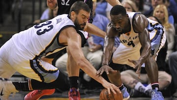 Marc Gasol y Tony Allen se lanzan a por un balón.