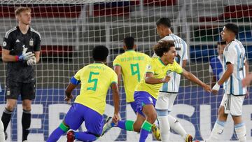 AMDEP456. CALI (COLOMBIA), 23/01/2023.- Guilherme Biro Mafra (c) de Brasil anota un gol hoy, en un partido de la fase de grupos del Campeonato Sudamericano Sub'20 entre las selecciones de Argentina y Brasil en el estadio Pascual Guerrero en Cali (Colombia). EFE/ Ernesto Guzmán Jr.
