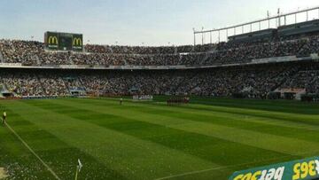 Minuto de silencio antes del Elche-Barcelona.