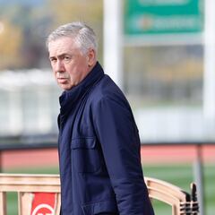 Ancelotti escenifica el enfado de los entrenadores: “Es un lío...”
