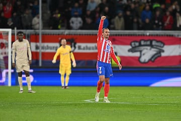 Atletico Madrid's French forward #07 Antoine Griezmann (R) celebrates scoring the 0-2 goal during the UEFA Champions League football match RB Salzburg vs Atletico Madrid in Salzburg, Austria on January 29, 2025. (Photo by KERSTIN JOENSSON / AFP)