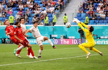 Parada de Yann Sommer tras un tiro de Gerard Moreno.