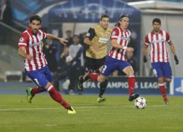 Filipe Luis le pasa el balón a Raúl García para que marque el 0-1.