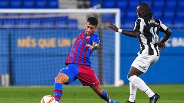Guillém controla un balón ante Alu Koroma.
