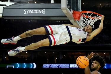 Este fin de semana se está disputando la Final Four de la NCAA, el baloncesto universitario de EE UU. La Universidad de Connecticut no falló en su semifinal ante Miami y buscará su quinto título ante San Diego State. En la imagen, el escolta de UConn Andre Jackson Jr. se cuelga del aro.