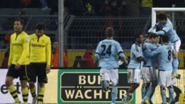 El Hamburgo celebra uno de sus goles ante el Borussia.