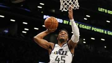 Donovan Mitchell anota ante la mirada de Caris LeVert.