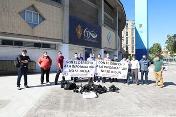 Fotógrafos y cámaras de televisión en las puertas de La Romareda en Zaragoza