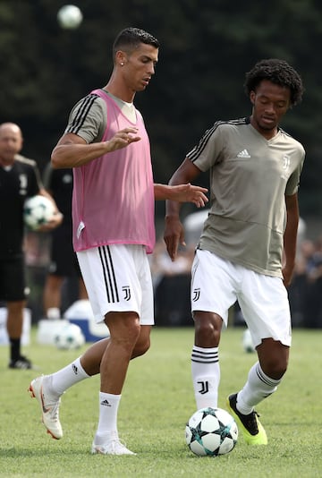 Cristiano entrenando con Juan Cuadrado antes del partido.