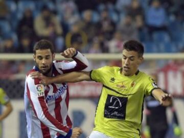 Atletico Madrid's Uruguayan defender Jose Maria Gimenez (L) vies with Hospitalet's midfielder Ruben Alcaraz during the Spanish Copa del Rey (King's Cup) round of 32 second leg football match Club Atletico de Madrid vs CE L'Hospitalet at the Vicente Calderon stadium in Madrid on December 18, 2014.     AFP PHOTO/ GERARD JULIEN