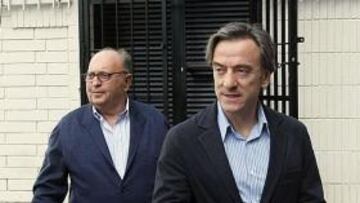 <b>DOCUMENTADO. </b>García Pitarch, ayer, junto a Vicente Farach, dirigiéndose hacia la sala VIP.