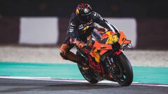 Pol Espargar&oacute; con la KTM durante los test de pretemporada de Qatar.