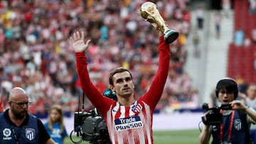 Antoine Griezmann, con la copa de Campeones del Mundo.