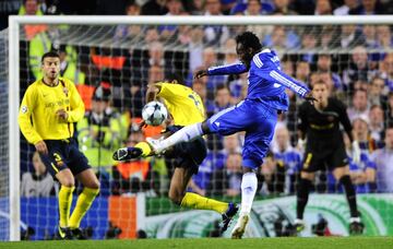 A los ocho minutos de empezar el partido de semifinales entre el Chelsea y el Barcelona, Essien aprovecha un  rechace con la zurda para marcar.