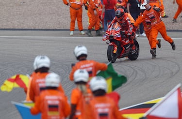 Marc Márquez celebra en la moto su triunfo en el GP de Alemania disputado en el circuito de Sachsenring.
