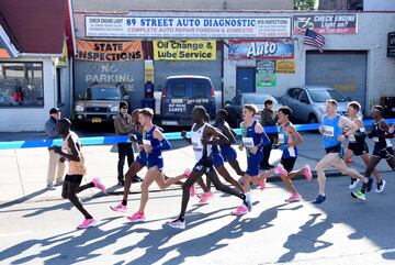 Un grupo de corredores de élite cruzan Brooklyn durante el Maratón de Nueva York. 