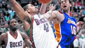 <b>VAYA REBOTE. </b>Pau Gasol lucha un balón con Charlie Bell.