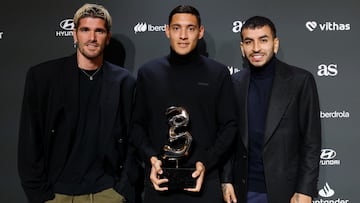 Rodrigo De Paul, Nahuel Molina and Ángel Correa with the AS Award.