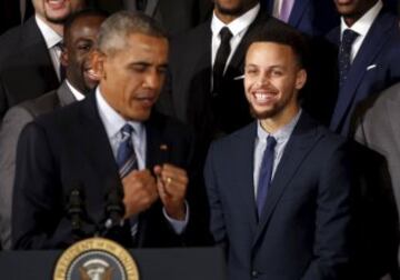 Barack Obama imita a Stephen Curry.