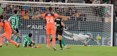 El jugador del Barcelona, Ferran Torres, marca el 1-4 al Betis. 