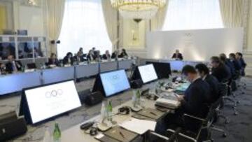 Varios miembros del Comité Olímpico Internacional aguardan al inicio de la reunión de la Comisión Ejecutiva en Lausana este miércoles.