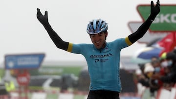 El ciclista espa&ntilde;ol Ion Izagirre celebra su victoria en la sexta etapa de La Vuelta 2020 con final en la estaci&oacute;n de Aramon-Formigal.