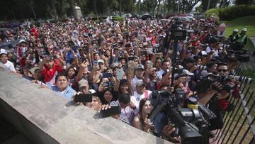 Centenares de personas acudieron al aeropuerto a recibir al plantel, que lleg&oacute; con retraso desde Lima para encarar el amistoso de este martes ante Costa Rica.