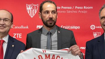 El nuevo técnico del Sevilla, Pablo Machín, aseguró que el colombiano no cumple con el tipo de delantero que le gusta, pero que es bueno y sacará su mejor rendimiento.