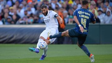 Karim Benzema logró el 1-1 con este disparo.

<br><br>

(I-D), Karim Benzema de Real Madrid y Sebastian Caceres de America durante el partido Real Madrid (SPA) vs Club America (MEX), correspondiente al Soccer Champions Tour 2022, en el Oracle Park Stadium, el 26 de julio de 2022.